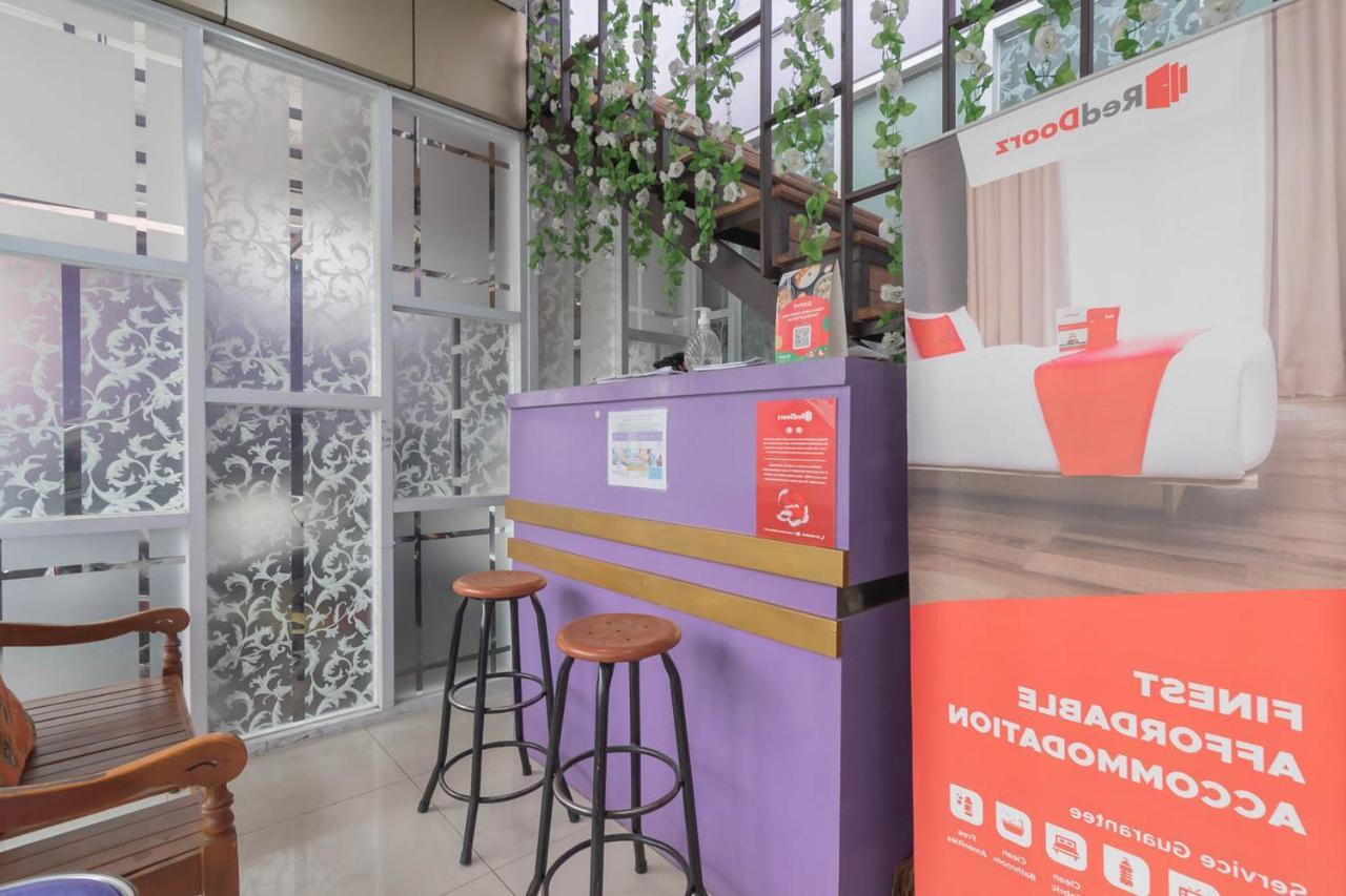 Wisma tamu Reddoorz @ Gatot Subroto Street 3