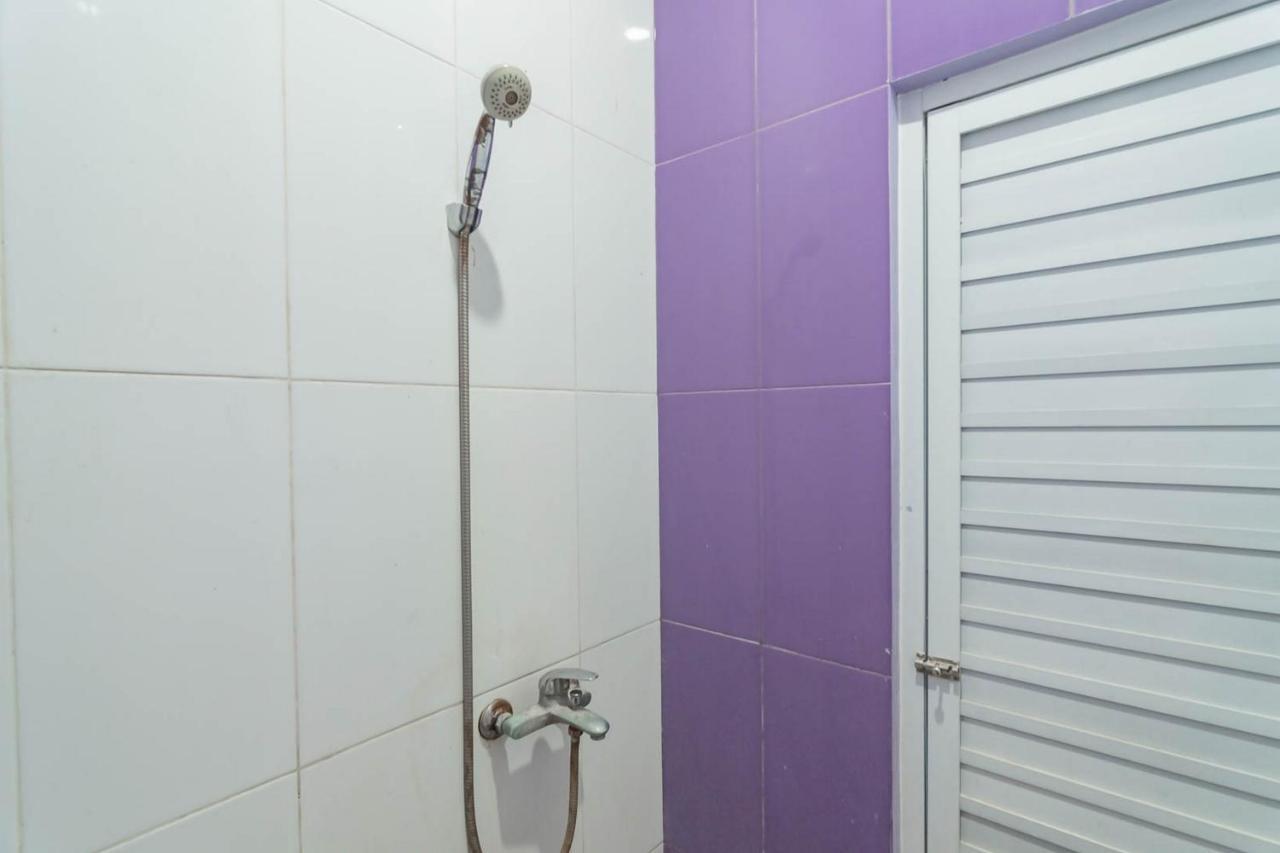 Wisma tamu Reddoorz @ Gatot Subroto Street 3
